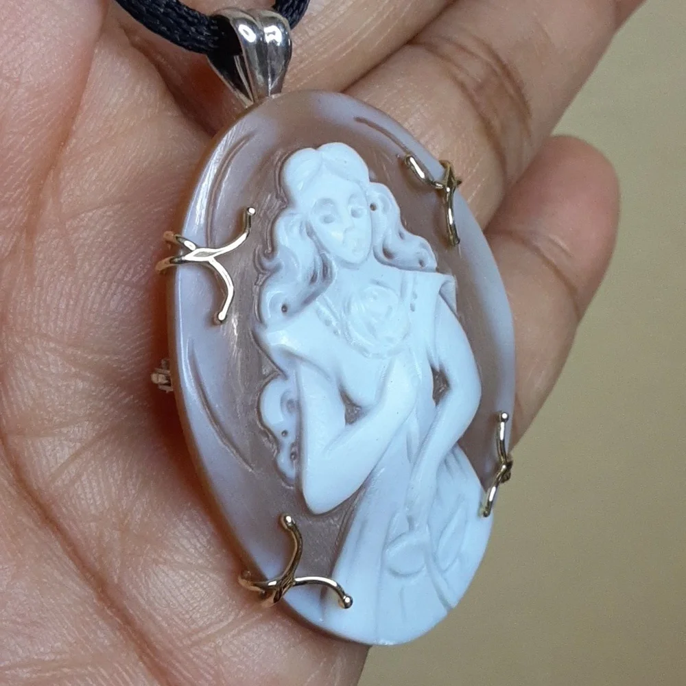 From Beauty and the Beast, Belle, Pin/Pendant. Hand Carved Cameo. ITALY. - Picture 3 of 13